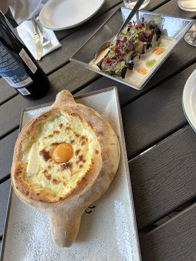 Khachapuri adjario en la terraza de KAIA