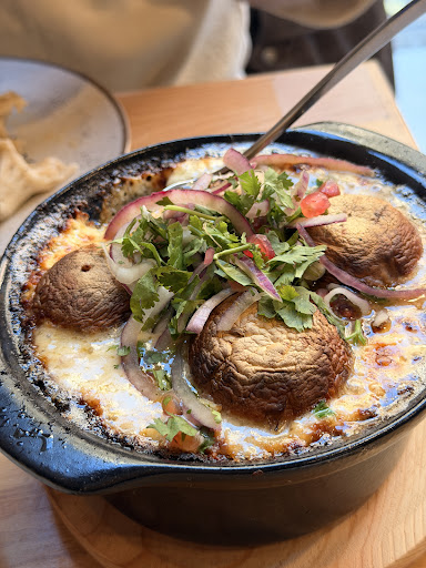 Cazuela georgiana con setas y hierbas frescas