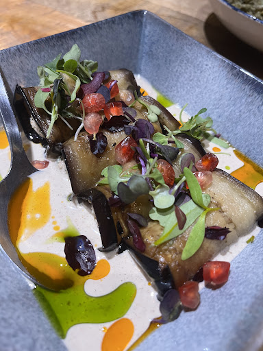 Rollitos de berenjena con granada y micro-greens